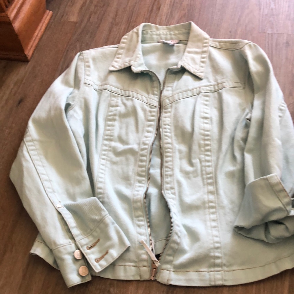 Cabo light blue denim jacket.